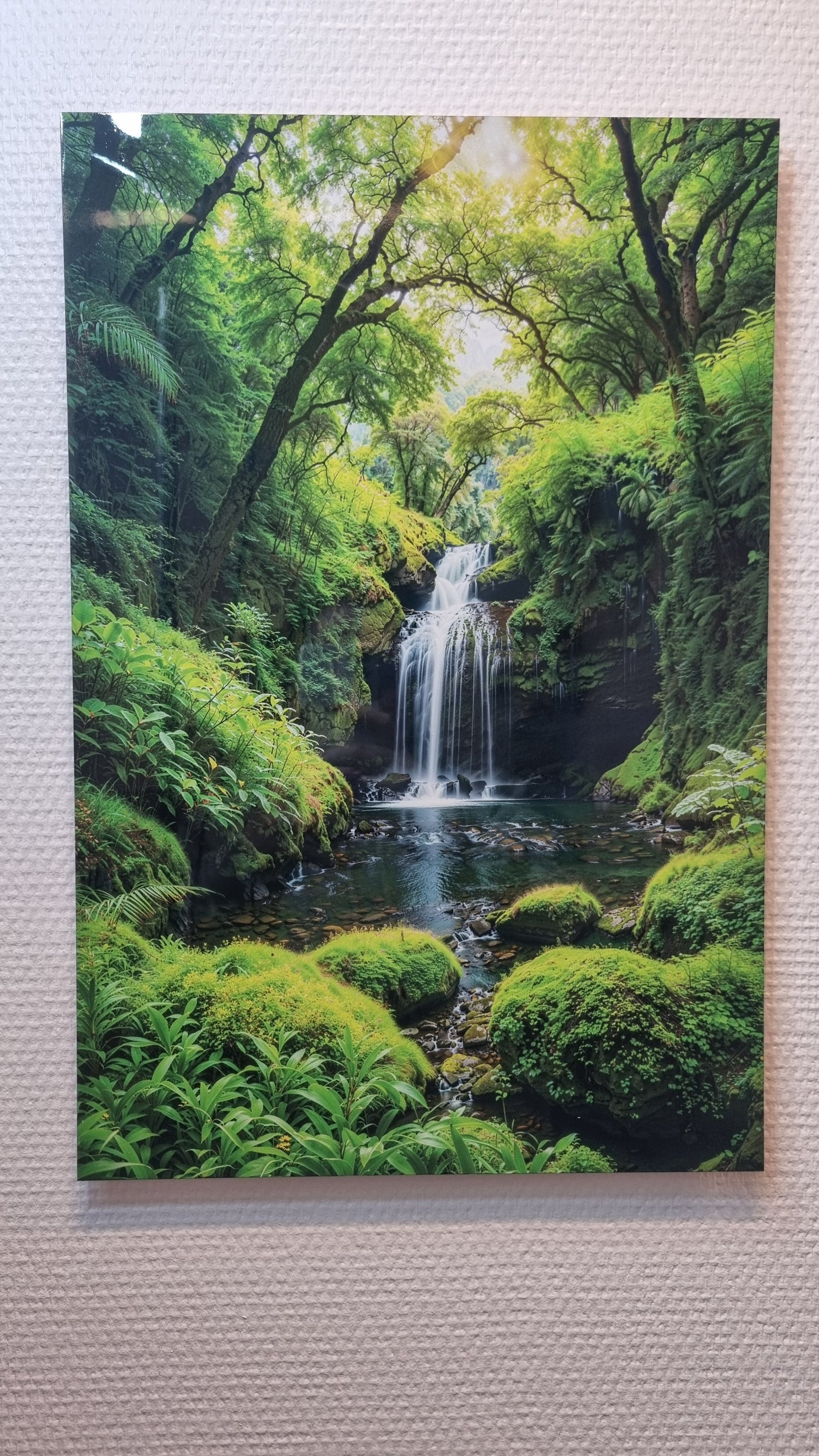 Smukt vandfald i skoven