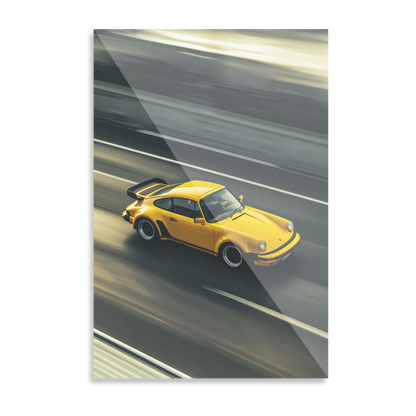 Gul Porsche i fuld fart