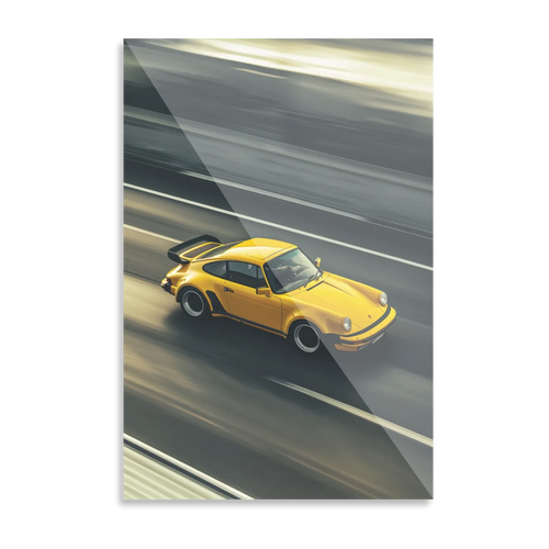 Gul Porsche i fuld fart